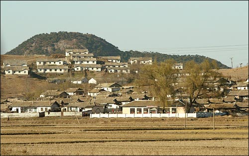 오는 24일 평양에서 열리는 오마이뉴스 주최 '평양-남포 통일마라톤대회' 코스. 광복거리에서 남포로 향하는 길에 군데군데 마을이 보인다. 